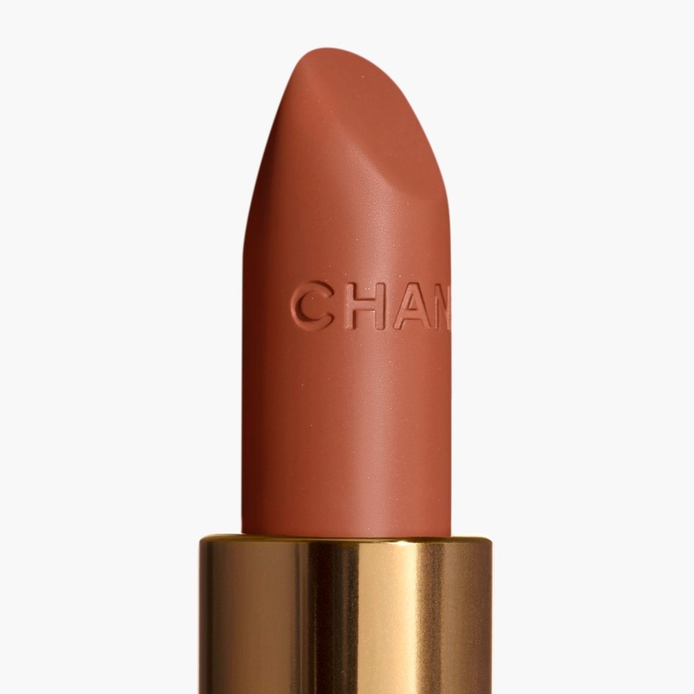 LA BARRA DE LABIOS SATINADA DE LARGA DURACI&Oacute;N, TRATAMIENTO HIDRATANTE Y ALISANTE